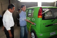 Dahlan Iskan memperhatikan pekerja bengkel PT Sarimas Ahmadi Pratama yang sedang mengisi baterai mobil listrik Ahmadi. (M Luthfi Andika/detikOto).