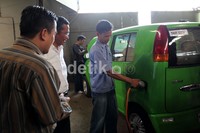 Dahlan Iskan ditemani oleh pemilik PT Sarimas Ahmadi Pratama, Dasep Ahmadi. (M Luthfi Andika/detikOto).