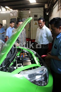Dahlan Iskan melihat dengan seksama jantung dari Ahmadi, sebuah motor listrik. (M Luthfi Andika/detikOto).