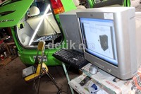 Kondisi mobil listrik Ahmadi dipantau lewat monitor. (M Luthfi Andika/detikOto).