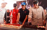 Ketua Ikatan Mobil Indonesia (IMI) yang juga Wakapolri Nanan Soekarna, memotong kue perayaan Ultah FORZA GT3. (dok Forza)