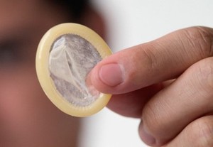 Risiko Kesehatan Akibat Memakai Kondom Kadaluarsa