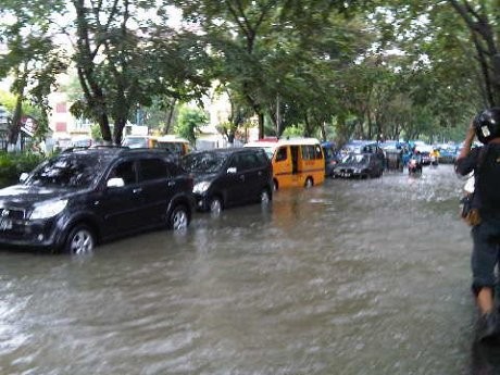 Hujan Deras Sebabkan Banjir dan Macet di Medan