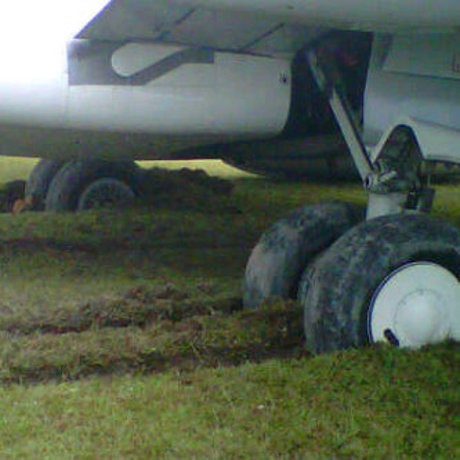 Garuda yang Tergelincir di Pekanbaru Ditarik ke Runway