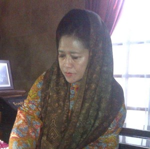 Istri Foke Ziarah ke Makam Orangtua di Klaten