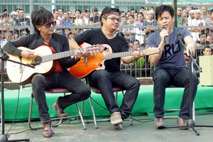 Ariel dan Bimbo Bantu Penyerahan 1000 Gitar Untuk Anak Indonesia di Rutan Kebon Waru