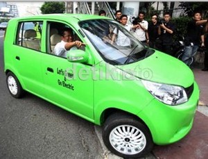 Dahlan Iskan Pacu Mobil Listrik Sampai 100 Km/Jam