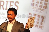 Dino Patti Djalal memperlihatkan buku yang diluncurkannya. Beberapa diaspora Indonesia yang telah menyumbangkan tulisannya dalam buku ini, antara lain Din Syamsuddin, Sri Mulyani, Todung Mulya Lubis, Gita Wirjawan, Zulkifli Zaini, Sandiago Uno, Hasyim Djalal, Emil Salim, Dino Patti Djalal, Mari Eka Pangestu, Peter F Gontha, Hasan Wirajuda, dan almarhumah Dr Endang Rahayu Sedyaningsih.