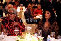 Ketua MPR RI Taufik Kiemas (kiri) hadir dalam peluncuran buku tersebut. Taufik Kiemas duduk disamping istri Dino Patti Djalal (kanan). Para tokoh dan beberapa menteri hadir pula dalam peluncuran buku tersebut.