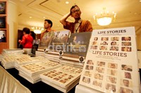 Buku ini menjadi bagian dari tindak lanjut pelaksanaan Kongres Diaspora Indonesia Pertama di Los Angeles, pada tanggal 6-8 juli 2012 lalu. Para kontributor buku berbagi pengalaman mereka dengan proses transformasi diri yang membuatnya maju dan sukses.