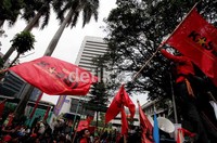Aksi ini merupakan aksi lanjutan setelah demo serupa di Pertamina kantor pusat kemarin. Dari BUMN, mereka bergerak ke Kemenakertrans.