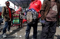 Aksi ini berjalan sekitar 2 jam dan berlangsung tertib. Polisi membiarkan sebagian pendemo memasuki halaman gedung sementara perwakilan buruh diterima pegawai BUMN.
