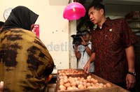 Gita mengecek harga cabai, beras, sayur, bawang, telor, daging, dan ikan.