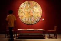Pengunjung pameran melintas di depan karya Rotua Pardede berjudul Art is not everything its just about everything.