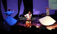 Saat Idris Sardi menggesekan senar biolanya dengan sangat apik, kedua penari whirling sufi pun beraksi di belakangnya.