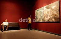 Karya lukis Mangu Putra turut hadir dalam pameran ini.  Disampingnya, terdapat karya instalasi dari Wilman Syahnur berjudul Duduk Bersama Gus Dur.