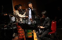 Idris Sardi beraksi dengan biolanya di depan Tophati and String.