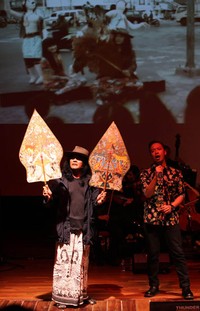Sudjiwo Tedjo tampil dan beraksi dengan membawakan gunungan.