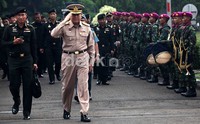 Kedatangan Jenderal Tanasak Patimapragorn disambut dengan upacara militer.