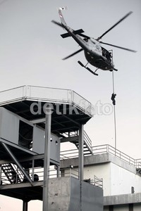 Mulai dari demo menembak sniper, selam tempur, fast rope dari helikopter, dan serangan kilat ditampilkan.
