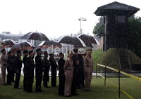 Jenderal Tanasak menyaksikan demonstrasi kemampuan dan keterampilan prajurit Denjaka.