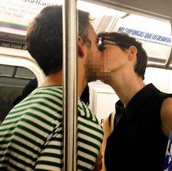 Aww, Anne Hathaway & Adam Shulman Ciuman di Kereta!