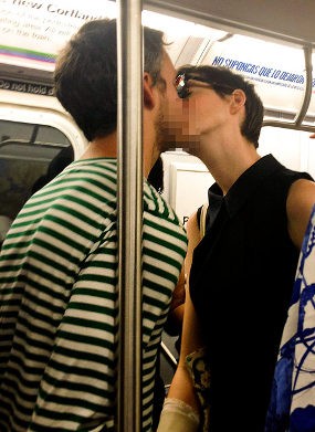 Aww, Anne Hathaway & Adam Shulman Ciuman di Kereta!