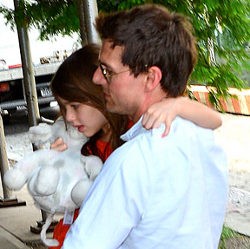 Ini Dia Foto Tom Cruise Menggendong Suri di New York