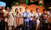 Para artis ini membawa sebuah buku yang akan disumbangkan dalam Giant Book yang disimpan di Fountain Grand Indonesia lantai 3A
