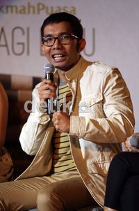 Seluruh orang dapat membaca dan melihat tulisan dari kelima para penulis kondang ini