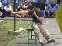 Saya kasih contoh sekali ya. Ooo... Oooo..., nah gitu, ujar Ariel yang santai dengan menggunakan kaos biru tua dan celana panjang cokelat yang digulung ke atas, Rabu (18/7/2012). Komario/detikHOT.