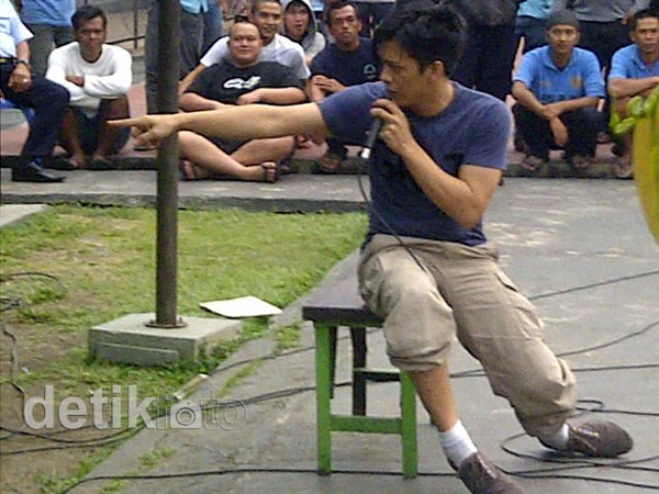 Ariel Take Vokal Bareng Napi