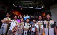 Ketujuh anak-anak yang berusia dari 10-15 tahun ini membentuk boyband Super 7 dengan genre lagu anak.
