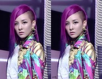 Tampil di SBS Inkigayo dengan rambut ungu menyala. (dok SBS)