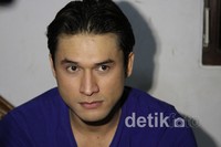 Ekspresi serius Indra saat di wawancara. Herianto Batubara/detikHOT.