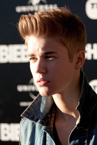 Justin Bieber dengan rambut James Dean-nya. Caroline McCredie/Getty Images.