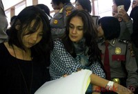 Sebelum menjalani sidang vonis, Ariel menunggu di ruang tahanan sementara Pengadilan Negeri Bandung, Senin (31/1/2011). Luna Maya dan sejumlah artis terlihat menemani untuk memberikan dukungan. Rachman Haryanto/detikHOT.