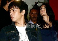 Luna dan Ariel akhirnya berani go public. Mereka terlihat tengah menikmati makam malam di Hard Rock Cafe, Jakarta Pusat, Senin (13/7/2009) malam. Adhie Ichsan/detikHOT.