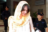 Aktris sekaligus presenter Luna Maya setia menjenguk sang mantan kekasih, Ariel di Mabes Polri pada Sabtu (11/9/2010). Adhie Ichsan/detikHOT.