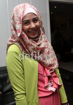Pakai Jilbab, Risty Tagor Makin Cantik