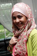 Pakai Jilbab, Risty Tagor Makin Cantik