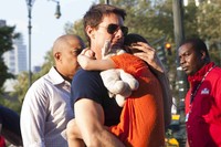 Aktor Tom Cruise akhirnya bertemu anak perempuannya, Suri pada Selasa (17/7/2012). REUTERS/Andrew Burton.