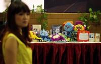 Pengalaman perjalanan menumpang cilik Emirates disempurnakan dengan mendapatkan boneka karakter monster jimbob, tezz, camus, dan wangga.