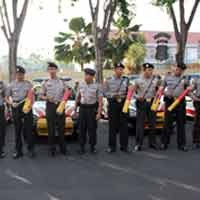 Polisi di Surabaya Selama Ramadan Dipersenjatai Kentongan