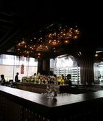 Menyantap Menu Istimewa Ditemani Lampu-Lampu Cantik