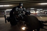 Batman menaiki kendaraan canggihnya. (Warner Bros Pictures)