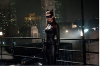 Anne Hathaway memerankan Catwoman. (Warner Bros Pictures)