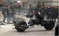 Catwoman mengendarai Batpod. (Warner Bros Pictures)