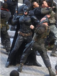 Pertarungan terbuka antara Batman dan Bane. (Warner Bros Pictures)