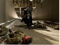 Batman berjalan di sekitar mayat yang bergelimpangan. (Warner Bros Pictures)